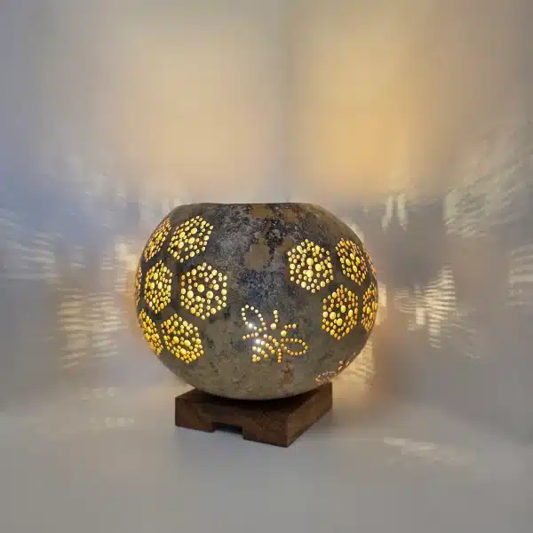 lampe à theme abeilles, une ruche avec ses ouvrières